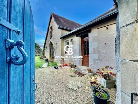 Just steps away from the city center of the royal town of Amboise, this superb 210 m² stone house offers a perfect blend of modern comfort and the charm of the past, having been renovated with high-quality materials. Whether you're looking for a prim...