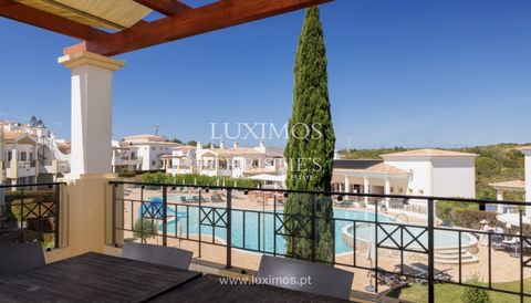 Villa de 3 dormitorios en la renovada urbanización turística Salema Beach Village , situada solamente 500 metros de la pintoresca playa de Salema , en el encantador pueblo pesquero de Salema , en el municipio de Vila do Bispo . Esta villa de inspirac...