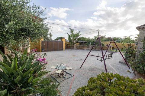 The exterior of the house is ideal to enjoy the southern climate, relax in the chlorine pool that has dimensions of 6.30 x 4.40m and a depth that ranges between 1.60 and 1.70m or simply cool off in the outdoor shower. They can also enjoy the sun in t...