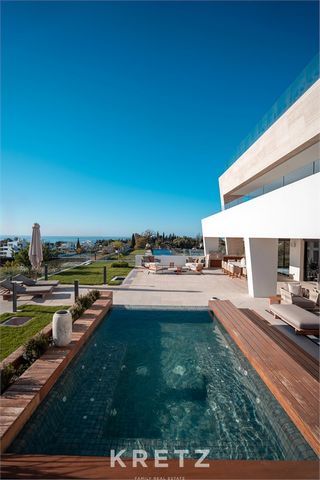 Exclusive. In the heart of Marbella's most prestigious residence. 790m² duplex apartment on one level with a large 400m² terrace. Enjoy an exceptional outdoor space, ideal for your moments of relaxation, with its real living room and private Jacuzzi ...