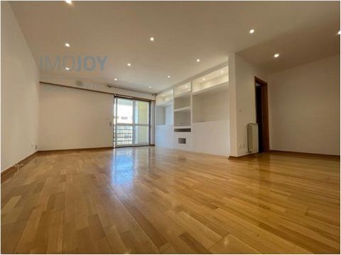 1 bedroom flat with 72m2 in the Urbanization of Nova Carnaxide with fully equipped kitchen and pantry. It has a large living room with an open balcony and connection to the kitchen. The kitchen is fully equipped with washing machine, dishwasher, comb...