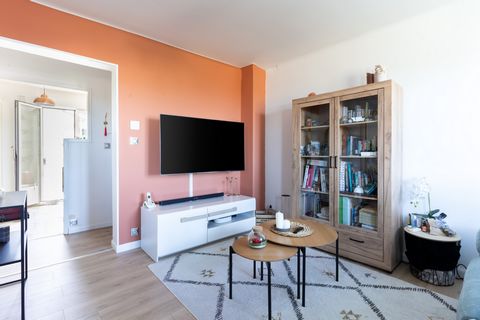 Belles prestations pour ce T4 de 68.02 m2 Loi Carrez, situé au 1 er étage sans ascenseur, entièrement rénové fin 2021, offrant une entrée, une pièce à vivre donnant sur balcon, avec aperçu mer, une cuisine équipée séparée avec loggia ( coin buanderie...