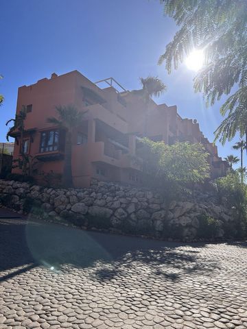 Luxurious recently renovated townhouse, in the prestigious Magna Manilva urbanization, was designed by the famous Architect Melvin Villarroel, with Marrakech style, in Bahia de las Rocas, 10 minutes from the port of Sotogrande and 5 minutes from the ...