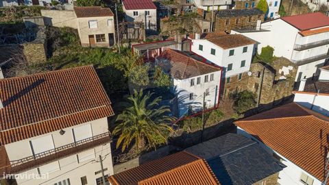 Maison à Sobral Magro avec jardin et annexe avec four à bois. Cette villa est située en haut du village avec une vue imprenable. À quelques minutes de là, nous trouvons Pomares et Avô avec de magnifiques plages fluviales. La villa est spacieuse avec ...