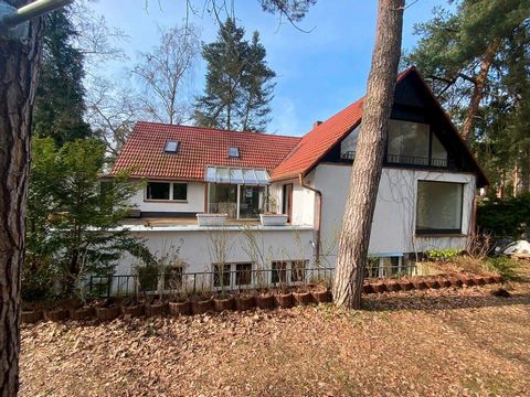 Massief en ruim vrijstaand huis (villa) in een luxe woonwijk in Kladow, zwembad, sauna, grote open serre, open haard, dicht bij het Groß-Glienickermeer, hoogwaardige uitrusting, vrijstaand, sauna, garages, buitenruimtes en carport, nog veel meer *Dit...