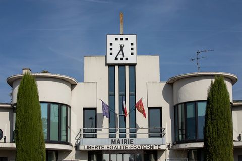 Votre agence à le plaisir de vous proposer à la vente cette maison avec jardin, et espace de stationnement. Construite dans les années 1990, cette propriété vous offre 6 pièces ; 4 chambres dont une suite parentale et 2 salles d'eau. Une pièce de vie...