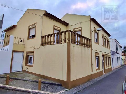 Gran villa de 5 dormitorios, pareada al oeste, que consta de 2 plantas, situada a pocos metros del centro histórico de la ciudad de Ponta Delgada (parroquia de São Sebastião), Isla de São Miguel, Azores. Esta propiedad destaca por sus características...