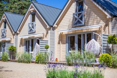 L'intimo villaggio turistico per famiglie è situato in un'area recintata e sicura a 650 m dalla spiaggia del mare. Una casa vacanze confortevole e moderna, a 2 piani, con terrazza coperta e set di mobili da giardino. Al piano terra si trova un ampio ...