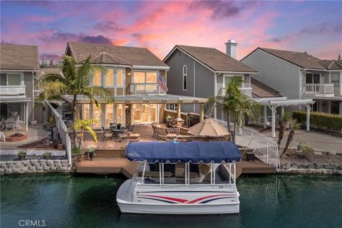 Stunning waterfront home located in the highly sought after community of East Lake Shores. This stunning home has been extensively redesigned with attention to every detail. This home features large island kitchen complete with Thermador 8 burner sto...