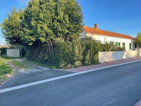 '' In search of garden and relaxation space (2,130 m2 of land including 1,330 m2 agricultural) in a Quiet Hamlet.'' '' She's waiting for you, don't delay!too !! '' Large house 110 m2 from the 60s to modernize (with its two garages, cellar, stone outb...