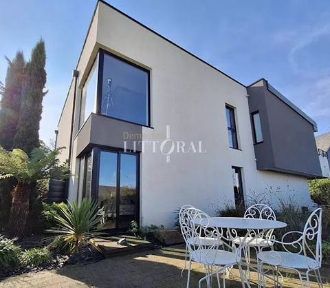 Located in the bay of Saint Brieuc in Plerin, less than 10 minutes from the TGV station, near Rosaires beach, beautiful contemporary architect-designed house with 6 rooms for 185m2 of living space, eco-responsible construction from 2016 (RT2012 stand...