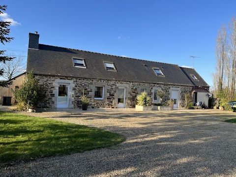 Côtes d'Armor ( Moustéru ) 22200 Auf dem Land, in einem Weiler, ruhig, diese Das Bauernhaus, das sofort bewohnbar ist, bietet 101 m2 Wohnfläche mit Zugang zum Wohnzimmer von 50 m2 mit Kamin, Einbauküche, 1 Schlafzimmer im Erdgeschoss, Duschbad, WC. G...