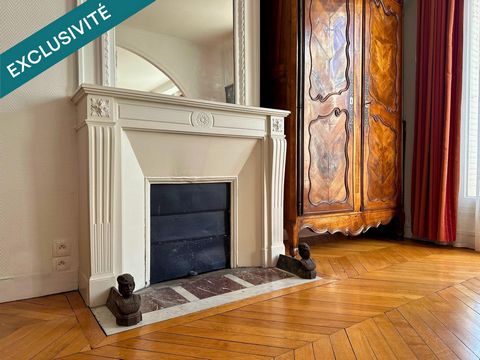 For sale – Paris 16th, Auteuil district. Located on the 5th floor of 7 in a beautiful 1920s condominium with an elevator and caretaker, this elegant apartment combines the charm of the old with modern comfort. It features a bright double living room ...