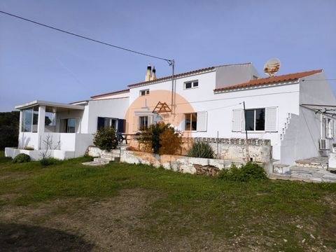 Exklusives Haus mit Blick auf das Meer und die Salinen in Castro Marim, Algarve. Wenn Sie nach einem einzigartigen Zuhause in privilegierter Lage und mit atemberaubender Aussicht suchen, dürfen Sie sich dieses 393 m² große Haus mitten im Herzen der A...