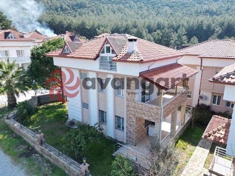 Verwirklichen Sie das Leben Ihrer Träume in dieser privaten Villa in ruhiger Lage mit Blick auf das Meer und die Natur, am Fuße des Berges Dilek, in der einzigartigen Natur von Kusadasi Güzelçamlı. In einem privaten Komplex von 8 Villen erwartet Sie ...