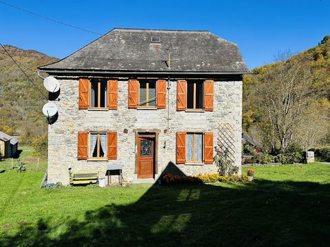 Maison et dendances ,Au pied du Valliers 09800.