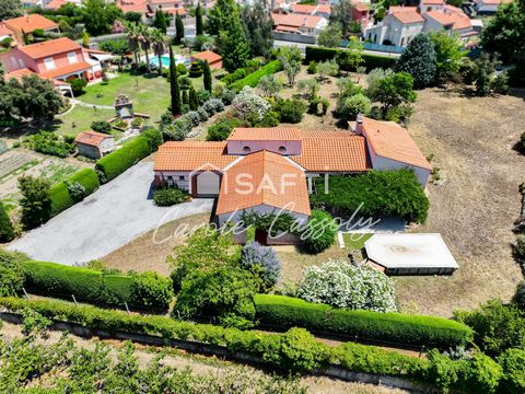 Villa spacieuse plain pied 190m² environ 4 faces sur terrain constructible arboré.