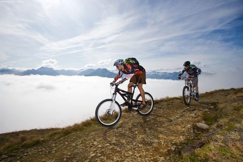 De votre balcon, vous pourrez profiter des heures durant des vues dégagées sur le Hohe Tauern, et de la vue sur Piesendorf et Kaprun. La piste de ski, appropriée pour les débutants, et également ouverte en soirée, offre de nombreuses activités amusan...