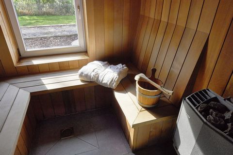 Dieses äußerst komfortable Chalet mit Innenpool, türkischem Dampfbad und Sauna liegt in der Nähe von Stoumont. Das Chalet ist raffiniert eingerichtet und bietet vom Wohnzimmer, das große Fenster hat, einen herrlichen freien Blick über das wunderschön...