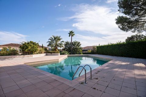 Cette maison de 3 chambres à Saint-Raphaël est parfaite pour les familles. Elle comprend un jardin relaxant et une piscine pour se rafraîchir. Vous pouvez explorer la Côte d'Azur et Eden Hill à partir d'ici. Plusieurs terrains de golf sont à proximit...