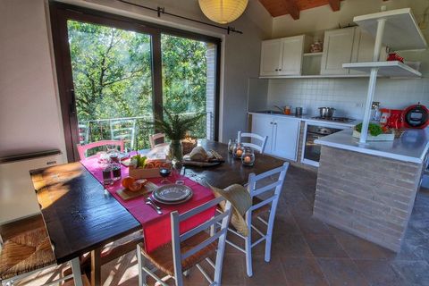 Dit vakantiehuis heeft 2 slaapkamers en is geschikt voor 6 personen, ideaal voor gezinnen met kinderen. Het ligt in het hart van het natuurpark Monte Subasio, op 700 m hoogte. De villa staat op een prachtig landgoed midden tussen de olijfbomen, de wi...