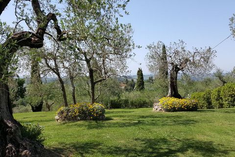 Propiedad auténtica y evocadora con piscina rodeada por una hectárea de jardín vallado con una espléndida vista de las colinas de Chianti. Estamos en la provincia de Florencia, en el centro del Val d 