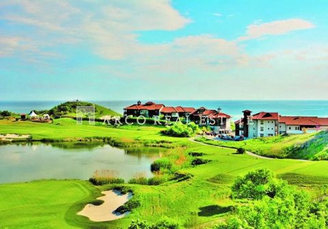 Arco Real Estate biedt een appartement met één slaapkamer te koop aan in het luxe golfcomplex Thracian Cliffs, gelegen aan de noordelijke kust van de Zwarte Zee, vlakbij de stad Kavarna. Het appartement is gelegen op de eerste verdieping en heeft een...