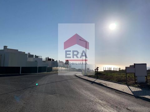 Excellent land for construction, with sea view, inserted in central and residential spaces to be structured. 400 meters from Porto Dinheiro beach,. Good access with tarmac road. A few minutes from the village of Lourinhã. *The information provided is...