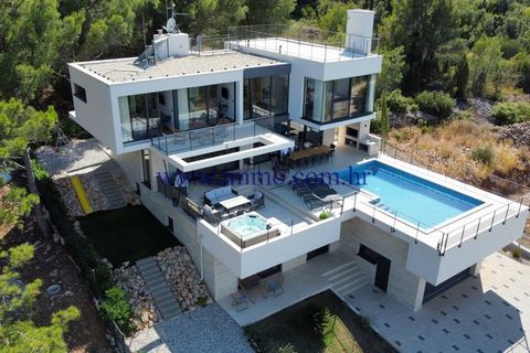 A new elite villa for sale, located in a quiet place on the island of Pašman, only 250 m from the sea. The villa has three floors, which are connected by an internal staircase and offer a wonderful panoramic view of the sea and the surrounding area. ...