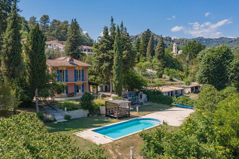 La Vernea de Contes, in a residential and secure area, in complete calm and 23 minutes from the center of Nice. Magnificent Belle-Epoque style house, built in 1925 and in superb condition, on a plot of 4550m2. Featuring a swimming pool and unobstruct...