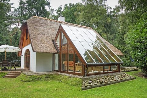 Verbringen Sie Ihren Urlaub in einem sehr schönen Reetdachhaus auf einem 1.200m² Waldgrundstück am Rande von Uelsen. Das Haus liegt inmitten einer malerischen Landschaft nur 10km von der niederländischen Grenze entfernt und in unmittelbarer Nähe von ...