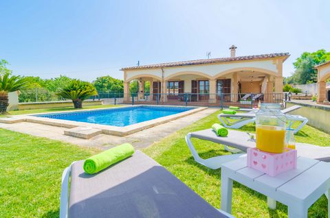 Welcome to this lovely house with swimming pool located in Petra. You will really enjoy your vacation in the exterior area of this house. The covered porch offers you lots of corners to have a rest. By the pool you will find a BBQ zone with a small k...