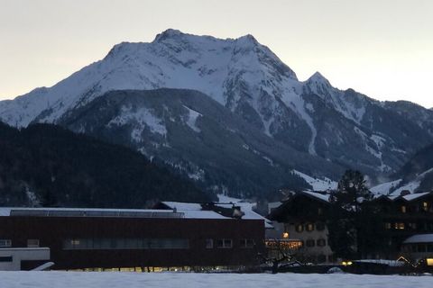Mayrhofen liegt 69 km. östlich von Innsbruck.Das Landhaus Schmalzl befindet sich in ruhiger Lage in der Nähe von Finkenberg. Die Wohnung liegt am Hang auf der 1. Etage (von der Bergseite aus betrachtet) mit Balkon.