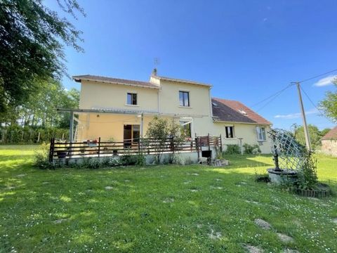 360° viewing available on demand Living area: approx. 160 m2 Bedrooms : 5 + 2 (Gite) Land : 1 557 m2 Beautiful house on enclosed grounds, with adjoining gîte, semi-buried swimming pool. The structure is in excellent condition. Recent interior work ha...