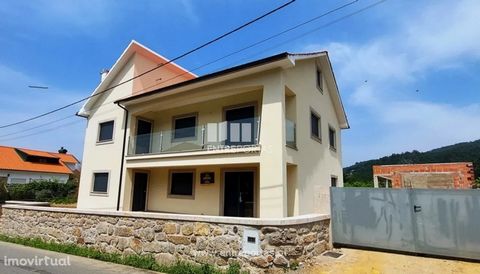 Sale of 4bedroom villa in final phase of construction, Subportela, Viana do Castelo. Inserted in land of 1300m², this property consists of: Ground floor with living room, open-space kitchen with stove, bedroom and bathroom. 1st floor with 3 bedrooms ...