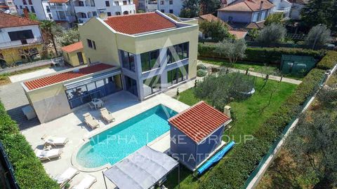 ALPHA LUXE GROUP is selling a spacious villa of refined style in the first row to the sea, Fažana, ISTRIA The villa is located near the town center and just a few steps from the sea. It has a total area of 320 m2 and is located on a plot of 1070 m2, ...