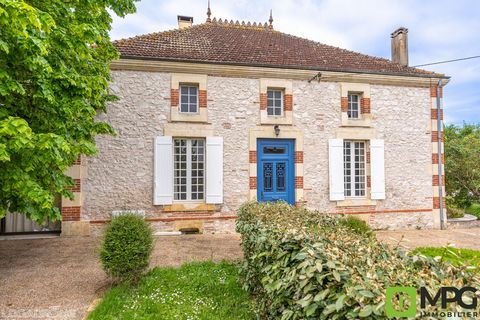 LOT-ET-GARONNE, in the town of Bias, real estate complex including a stone mansion of 182 m2 comprising on the ground floor: a large entrance, a living room, an open kitchen with access to a veranda of 27 m2 heated, a bedroom, a bathroom with shower,...