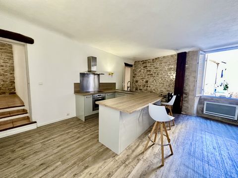 Korine Olivier vous propose un beau T3 de 76.70m2 rénové en plein coeur du village de Lançon-Provence L'appartement, situé au premier étage, se compose d'une salle à manger avec cuisine ouverte équipée, d'un salon TV, de deux belles chambres dont une...