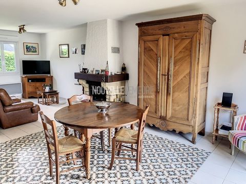 Nouvelle Demeure offers you in Cancale this pretty single-storey house of about 120 m2 of living space close to shops and beaches. It offers on the ground floor an entrance to its main room, living room, a separate fitted kitchen, two bedrooms, an of...
