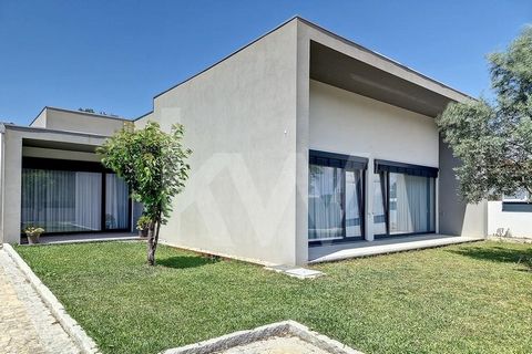 In Quinta do Loureiro, a stone's throw from the center of Aveiro, you will find a detached single storey house that offers modern architecture, large areas with plenty of natural light and a quality of finishes that gives all the comfort of a new con...