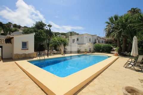 Single level villa with privacy, a nice country and mountain view, 3 bedrooms, 2 bathrooms and an extra shower room close to the pool on a quiet cul-de-sac street with only 5 minutes drive to Moraira. A big driveway leads you to the car port or garag...
