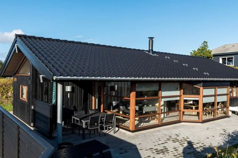 Maison de vacances de luxe économe en énergie avec tout le confort moderne à Rindby on Fanø. Le gîte est fonctionnel et décoré avec goût avec du carrelage et du parquet, une belle pièce à vivre, une cuisine avec tout l'équipement et un coin repas att...