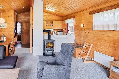 Gemütliches Ferienhaus auf einem sonnigen, geschützten Grundstück, mit Blick zur reizvollen Gebirgslandschaft von Bortelid im Bezirk Åseral. Das günstige Haus steht schön abseits im Ferienhausgebiet. Die Landschaft bietet zahlreiche Möglichkeiten, um...