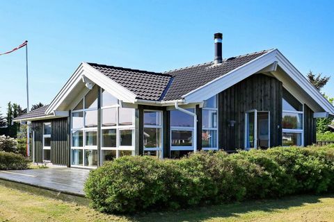 Maison de vacances avec un emplacement unique et magnifique surplombant l'eau et à seulement env. À 75 m de la plage adaptée aux enfants et à distance de marche du port de Sæby. La maison est très spacieuse, lumineuse et meublée avec trois bonnes cha...