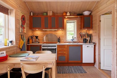 Unweit der Küste findet man bei Havnsø Strand dieses gemütliche Ferienhaus mit offenem Küchen-/Wohnbereich für das Familienleben. Außerdem stehen im Haus zwei Schlafzimmer und oben unter der Dachschräge noch ein Hems mit weiteren Schlafmöglichkeiten ...