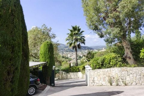 Lovely and comfortably furnished holiday accommodation with private pool area sheltered from the view. The small property is located in a quiet village, not far from the popular seaside resort of Cannes. The interior consists of a bright living room ...