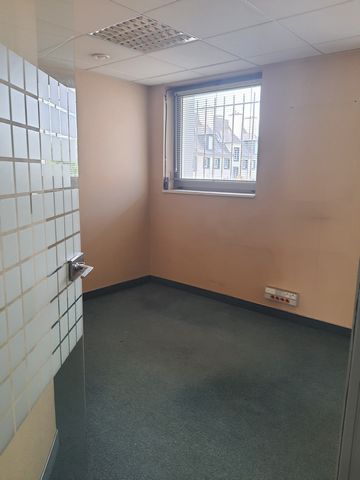 LE CERCLE IMMO offers for sale this commercial premises. Commercial walls of about 75 m2 free of all activities. Garage of about 25 M2 Work to be planned For all requests for visits and information, contact Mrs. MAUDUIT at ...