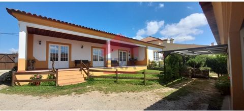 Fram with Single storey house and rustic house with land, located just a few minutes from Óbidos. The main house was built in 2009 and is like new, comprising an entrance hall with wardrobe, living room with fireplace and stove (32sq.M) in an open sp...