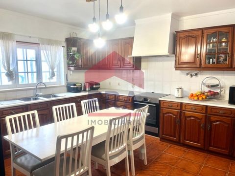 4 Bedroom house in Serra D´El Rei - Peniche. With private garage. Ground floor comprising entrance hall, kitchen, living room, two bedrooms and complete bathroom. First floor with distribution hall, two bedrooms, complete bathroom and a 15.58 sq.M te...