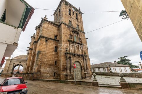 Identificação do imóvel: ZMPT563920 Distinctive villa of antique construction with three floors, with twenty-three rooms, garden, adjoining chapel and storage room, located in the historic center of Torre de Moncorvo. Location and physical delimitati...